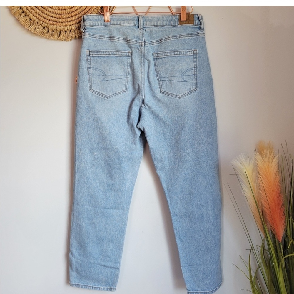 American Eagle, Strigid High Rise Light Medium Wash Mom Jeans, Size 10 Short